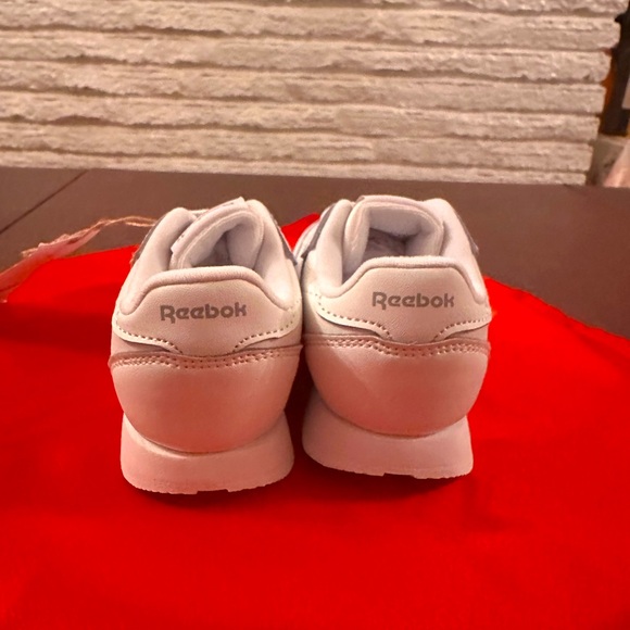 NWT Unisex Classic Reebok Leather Shoes - Toddler, Size 9, White - Picture 3 of 10